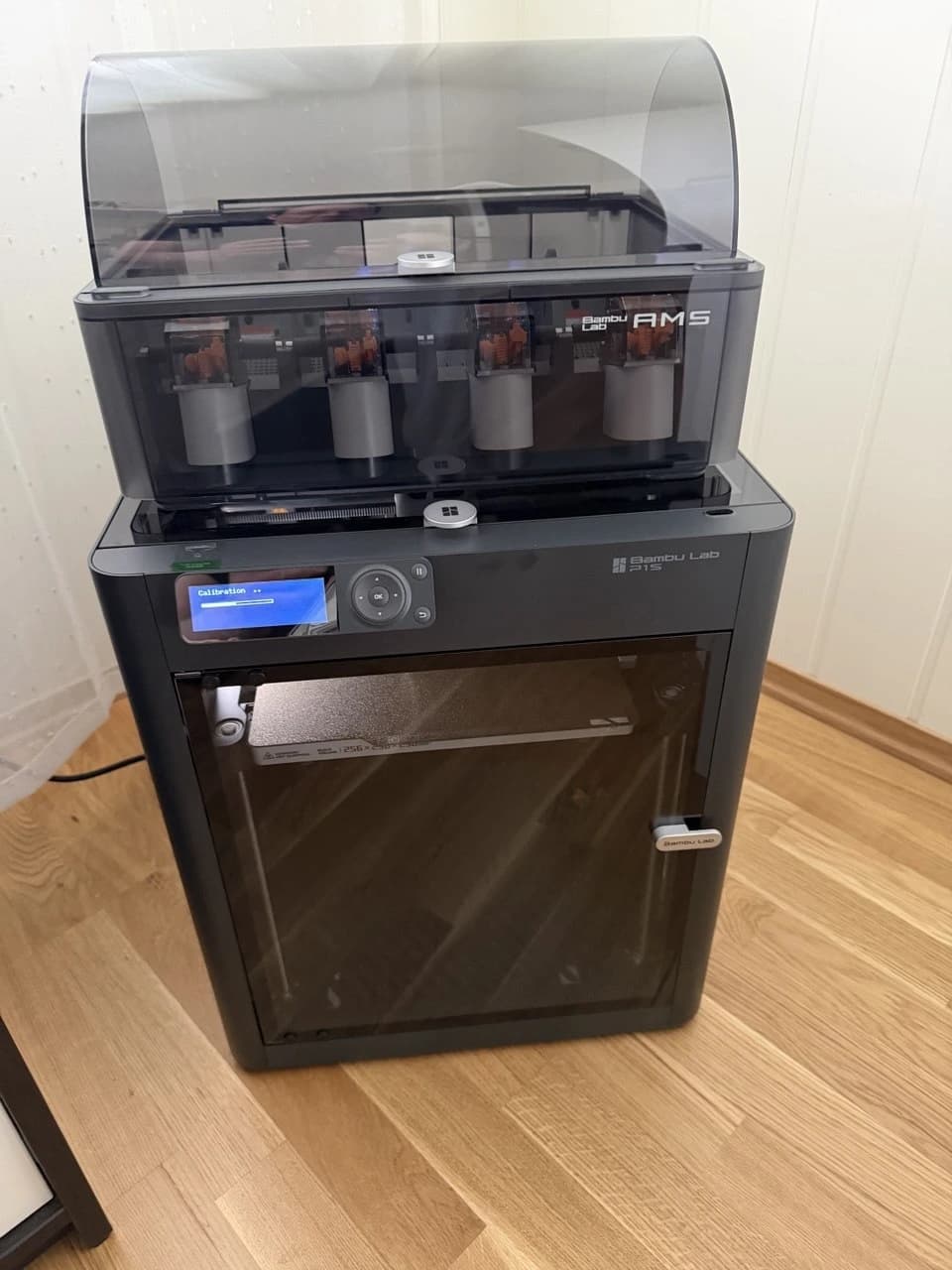 3D-printeren som brukes til å produsere aBoks, med materialmatersystem på toppen