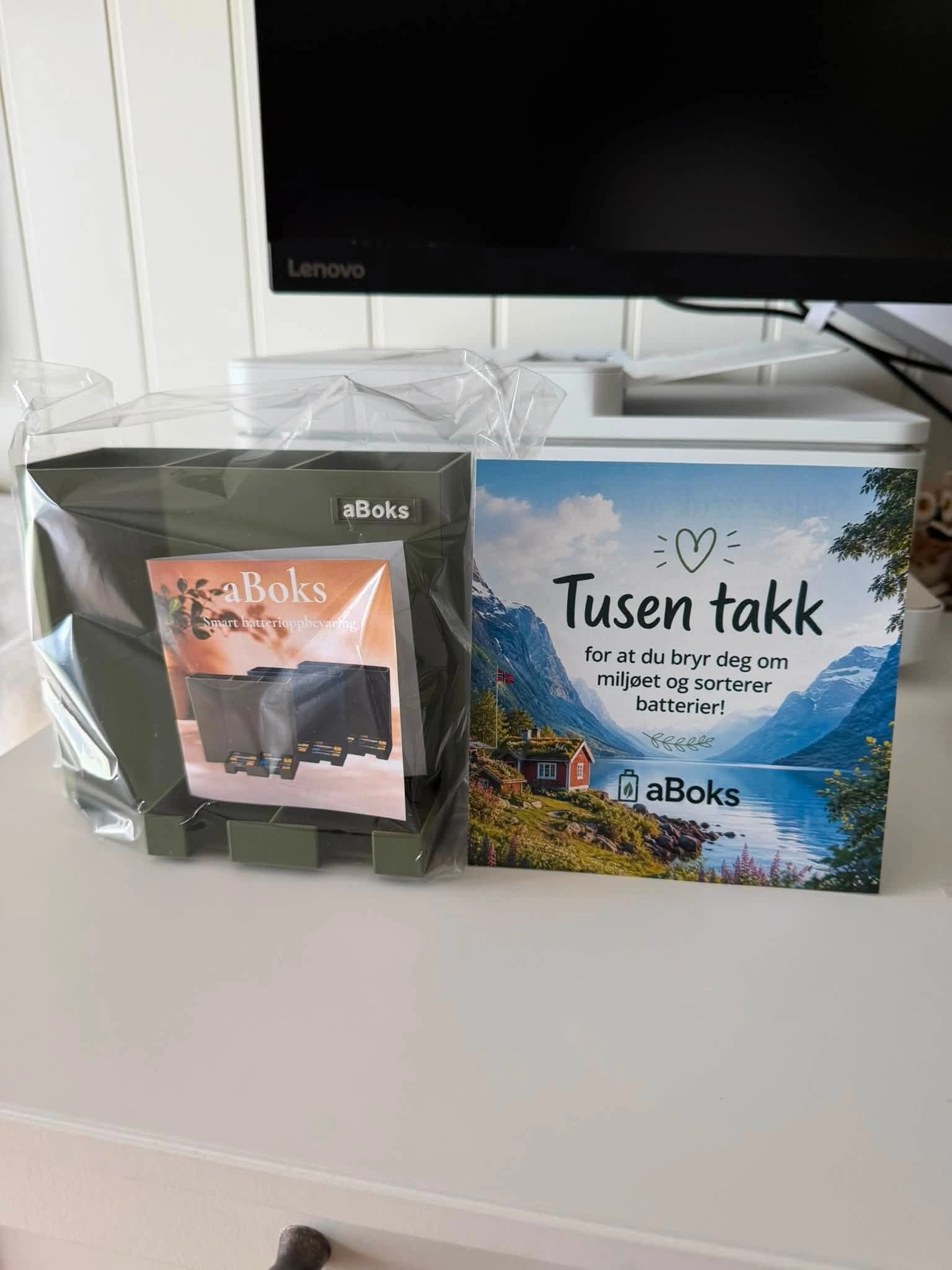 Ferdig pakket aBoks med produktkort og et takkekort klart til utsendelse